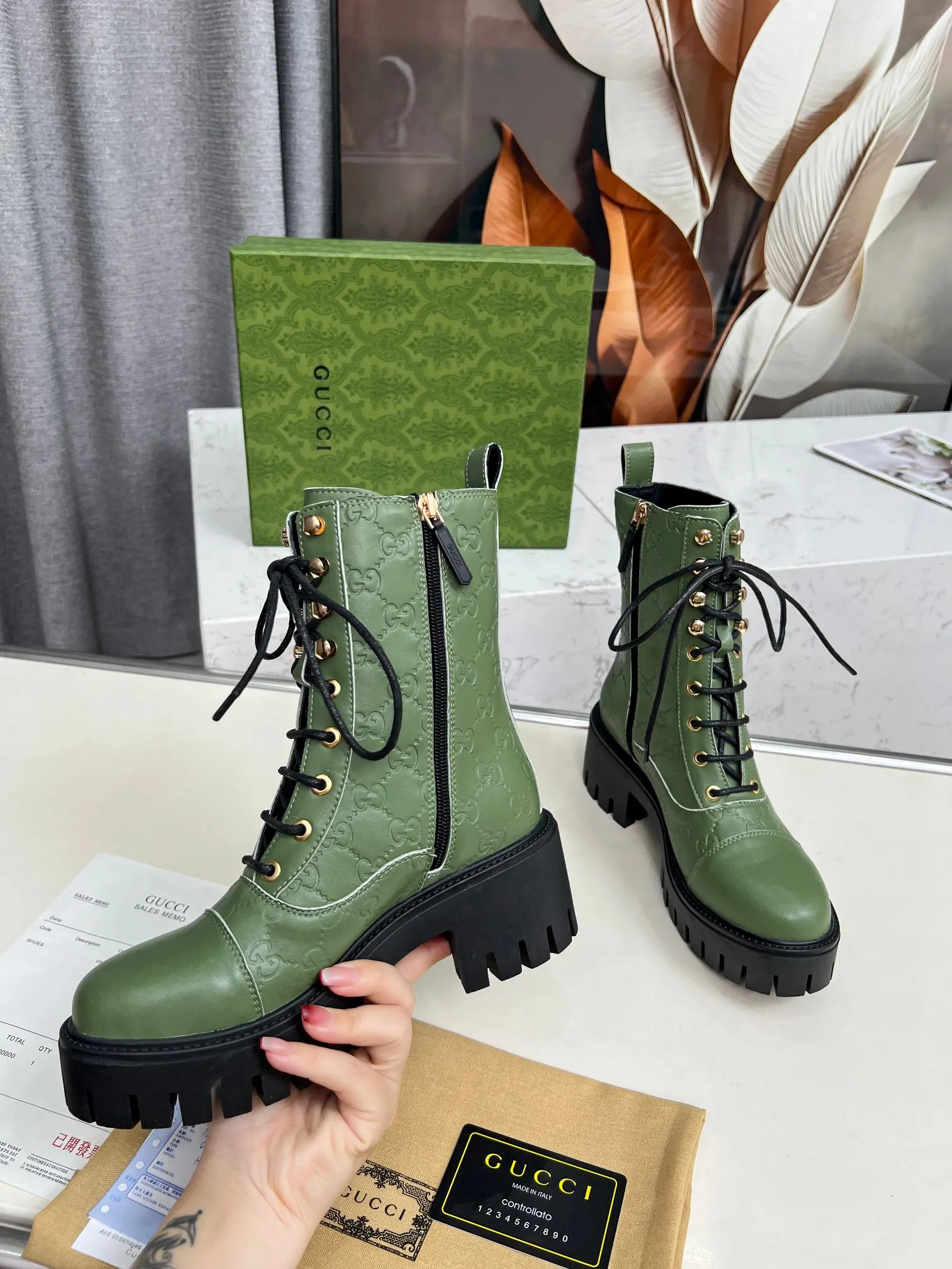 👟👟Ex-factory price 600👟👟 2025Gucci Gucci lace-up ankle boots. These lace-up ankle boots are made of Peugeot GG lace-up ankle boots. These lace-up ankle boots are carefully made of iconic GG cow leather, highlighting the brand's timeless and elegant aesthetic style. Featuring a bold silhouette, these ankle boots feature a rubber lug sole that provides secure support while giving the entire silhouette a modern, sophisticated feel. Lining: cowhide Heel height: 6 cm Size: 35-42#